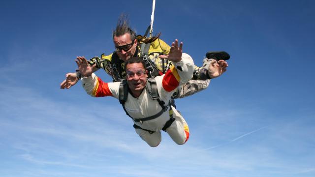 People skydiving